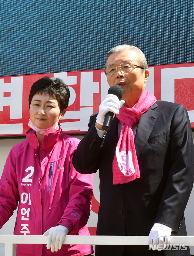 [부산=뉴시스] 하경민 기자 = 김종인 미래통합당 총괄선대위원장이 4일 부산 남구의 한 도로변에서 이언주(남구을) 후보자의 유세차량에 올라 지원유세를 하고 있다. 2020.04.04.yulnetphoto@newsis.com