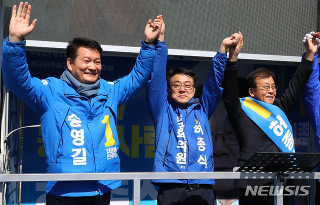 [인천=뉴시스] 장세영 기자 = 더불어민주당 허종식 인천 동구미추홀구갑 후보자와 국민지킴유세본부 '라떼는!유세단' 일정으로 지원유세 나온 원혜영 의원, 송영길 의원이 4일 인천 미추홀구 신기시장 앞 사거리에서 유세차에 올라 총선승리를 외치며 기념촬영을 하고 있다. 2020.04.04.&nbsp; photothink@newsis.com