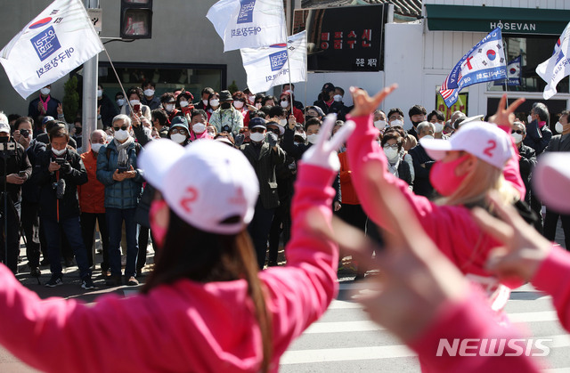 [서울=뉴시스] 김진아 기자 = 제21대 총선에서 서울 종로구에 출마하는 미래통합당 황교안 후보의 선거 운동원들이 4일 서울 종로구 재동초등학교 앞 삼거리에서 선거운동을 하자 시민들이 지켜보고 있다. 2020.04.04. bluesoda@newsis.com