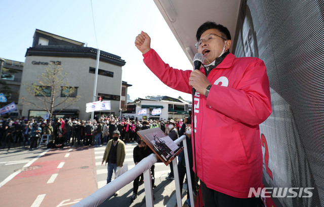 [서울=뉴시스] 김진아 기자 = 제21대 총선에서 서울 종로구에 출마하는 미래통합당 황교안 후보가 4일 서울 종로구 재동초등학교 앞 삼거리에서 거리유세를 하고 있다. 2020.04.04. bluesoda@newsis.com