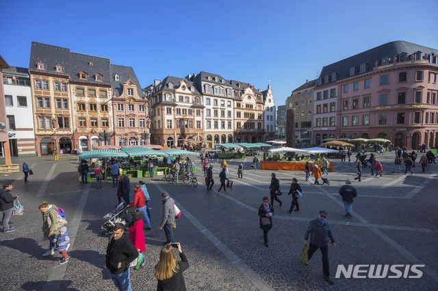 [ 마인츠=AP/뉴시스] 신종 코로나바이러스 감염증(코로나19)이 확산하는 가운데 4일(현지시간) 독일 라인란트팔츠주 마인츠에 위치한 대성당 광장의 시장을 방문한 고객들의 모습. 2020.04.04.