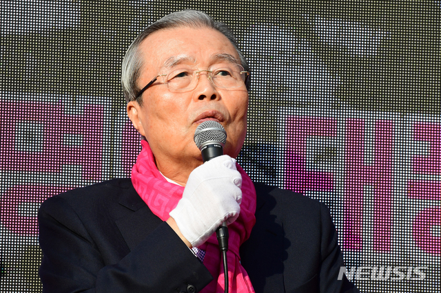 [김해=뉴시스] 차용현 기자 = 제21대 총선 공식선거운동 3일째인 4일 오후 김종인 미래통합당 총괄선대위원장이 경남 김해시 내외중앙로 인근에서 김해을 지역구에 출마하는 장기표 후보의 유세차에 올라 지원 유세를 하고 있다. 2020.04.04. con@newsis.com