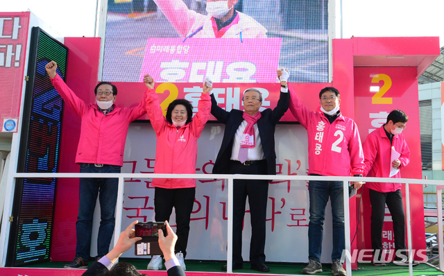 [김해=뉴시스] 차용현 기자 = 제21대 총선 공식선거운동 3일째인 4일 오후 김종인 미래통합당 총괄선대위원장이 경남 김해시 삼계중앙로 인근에서 김해갑 지역구에 출마하는 홍태용 후보와 함께 유세차에 올라 거리 유세를 하고 있다. 2020.04.04.&nbsp; con@newsis.com