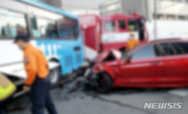 [부산=뉴시스] 5일 오전 6시 2분께 부산 해운대구의 한 도로에서 직진하던 제네시스 승용차가 좌회전 하던 시내버스 옆 부분을 들이받았다. (사진=부산경찰청 제공)