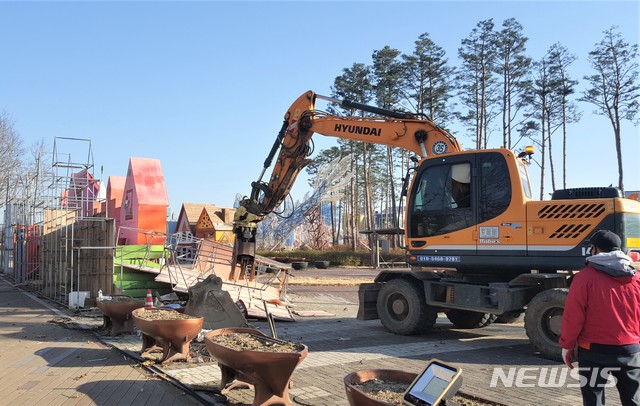 [충주=뉴시스]이병찬 기자 = 5일 충북 충주시 칠금동 라이트월드 내 동화마을 시설물이 철거되고 있다. 법원 경매를 통해 충주라이트월드 시설물 소유권을 취득한 D사는 이날 안전성 논란을 야기한 일부 시설을 철거했다.2020.04.05.bclee@newsis.com