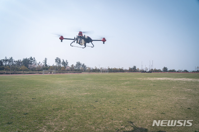 [제주=뉴시스] 코로나19 방역활동을 벌이고 있는 드론. 제주도는 드론과 융합한 AI 시스템을 도입, 매해 난제였던 월동작물 수급조절에 나선다.