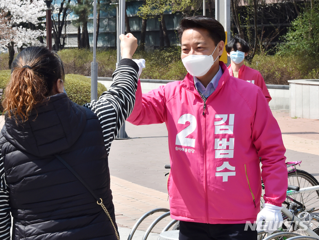  [용인=뉴시스] 김종택기자=유권자와 하이프이브하는 김범수 후보. 2020.04.03.semail3778@naver.com 