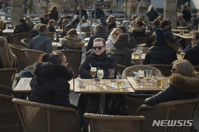  [스톡홀름=AP/뉴시스]4일(현지시간) 스웨덴 스톡홀름의 메드보리아르플라첸 역에 모인 사람들이 술과 음료 등을 마시며 얘기를 나누고 있다. 스웨덴 정부는 신종 코로나바이러스 감염증(코로나19) 확산 예방을 위해 사회적 거리 두기를 권고하고 있으나 다른 유럽 국가들과는 달리 많은 개인적 자유를 허용하고 있다. 스웨덴의 코로나19 확진자는 4일 기준 6131명, 사망자는 358명이며 사망자 절반 이상이 스톡홀름에서 나왔다. 2020.04.05.&nbsp; 