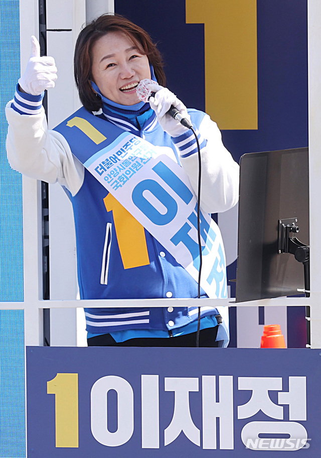 [안양=뉴시스] 이영환 기자 = 이재정 더불어민주당 안양동안구을 후보가 5일 오전 경기 안양시 호계동 일대에서 유세차에 올라 지지를 호소하고 있다. 2020.04.16.&nbsp; 20hwan@newsis.com