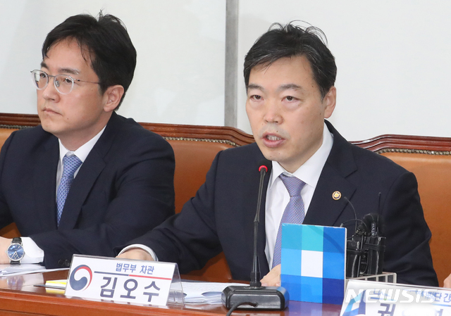 [서울=뉴시스]김명원 기자 = 김오수 법무부 차관이 5일 오전 서울 여의도 국회 더불어민주당 회의실에서 열린 텔레그램 N번방 사건 대책 당정협의에 참헉해 발언하고 있다. 2020.04.05.&nbsp; kmx1105@newsis.com