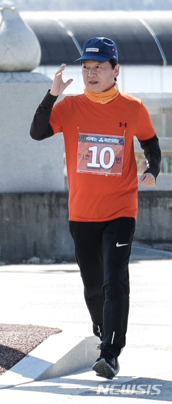 [서울=뉴시스]박주성 기자 = 국민의당 안철수 대표가 공식 선거운동 첫 주말, 닷세째 마라톤을 이어가고 있는 가운데 5일 오전 전북 남원시 춘향골공설시장에서 출발을 하고 있다. (사진=국민의당 제공). 2020.04.05. photo@newsis.com