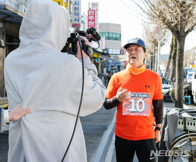 [서울=뉴시스]박주성 기자 = 국민의당 안철수 대표가 공식 선거운동 첫 주말, 닷세째 마라톤을 이어가고 있는 가운데 5일 오전 전북 남원시 춘향골공설시장에서 출발전 인터뷰를 하고 있다. (사진=국민의당 제공). 2020.04.05. photo@newsis.com