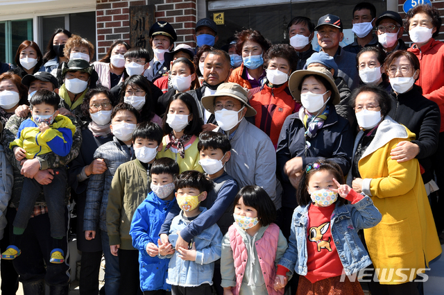 [강릉=뉴시스]배훈식 기자 = 문재인 대통령과 김정숙 여사가 4월 5일 식목일을 맞아 지난해 대형 산불로 피해를 입은 강원 강릉시 옥계면 천남리 재조림 지역을 방문해 금강 소나무를 심은 뒤 마을 주민들과 기념촬영을 하고 있다. 2020.05.10. dahora83@newsis.com