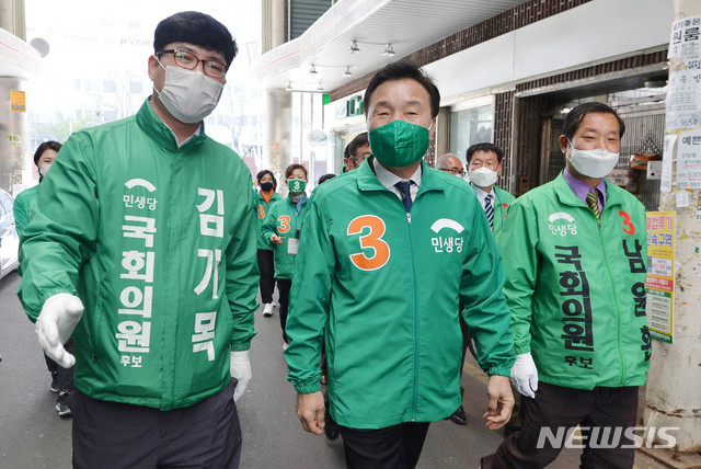 [대구=뉴시스] 이무열 기자 = 손학규 민생당 상임선거대책위원장이 5일 오전 대구 달서구 와룡시장을 찾아 상인들과 인사하고 있다. 2020.04.05.lmy@newsis.com