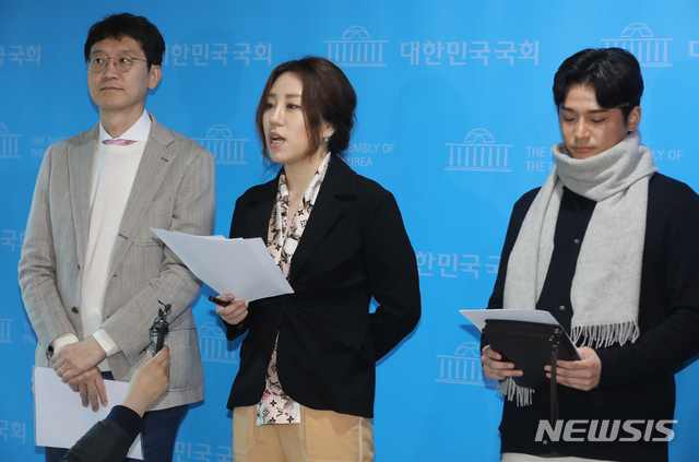 [서울=뉴시스]김명원 기자 = 미래통합당 조성은(가운데) 선대위부위원장, 정원석 선대위 상근대변인, 김웅(왼쪽) 송파갑 후보자가 5일 서울 여의도 국회 소통관에서 N번방 사건TF대책위원회 브리핑을 하고 있다. 2020.04.05.&nbsp; kmx1105@newsis.com