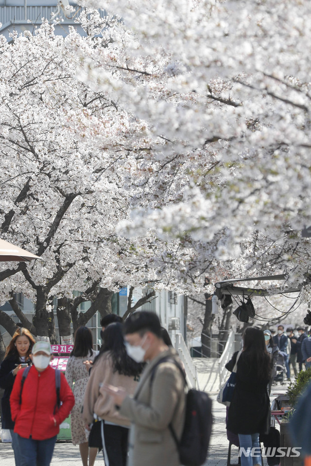[서울=뉴시스] 박민석 기자 = 지난 5일 서울 여의도 여의나루역 인근에 상춘객들이 한강 여의도공원을 방문했다. 2020.04.05. mspark@newsis.com