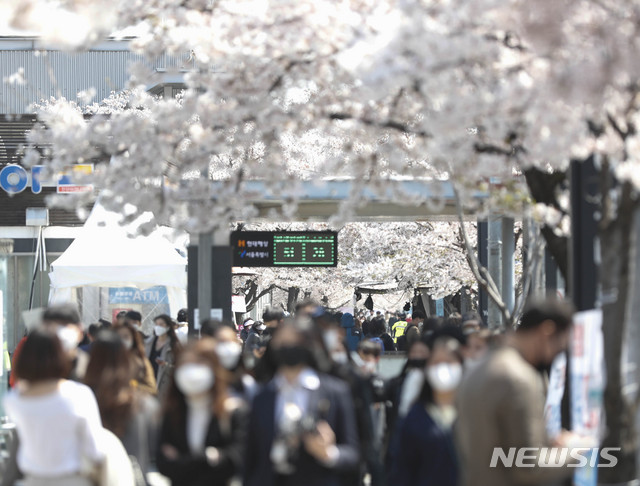 [서울=뉴시스] 박민석 기자 = 여의도 봄꽃축제가 취소되고 정부가 신종 코로나바이러스 감염증(코로나19) 확산 방지를 위한 '강화된 사회적 거리두기'를 2주 연장한 이후인 5일 오후 서울 여의도 여의나루역 인근에 많은 상춘객들이 벚꽃을 보기 위해 한강 여의도공원을 찾고 있다. 2020.04.05. mspark@newsis.com