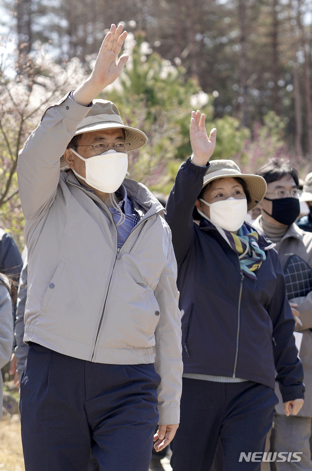 [강릉=뉴시스]배훈식 기자 = 문재인 대통령과 김정숙 여사가 5일 식목일을 맞아 지난해 대형 산불로 피해를 입은 강원 강릉시 옥계면 천남리 마을을 방문해 주민들에게 손을 흔들며 인사하고 있다. 2020.04.05.&nbsp; dahora83@newsis.com