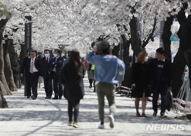 [서울=뉴시스] 박민석 기자 = 여의도 봄꽃축제가 취소되고 정부가 신종 코로나바이러스 감염증(코로나19) 확산 방지를 위한 '강화된 사회적 거리두기'를 2주 연장한 이후인 지난 5일 오후 서울 여의도 국회 인근에 많은 상춘객들이 벚꽃길을 찾고 있다. 2020.04.05. mspark@newsis.com