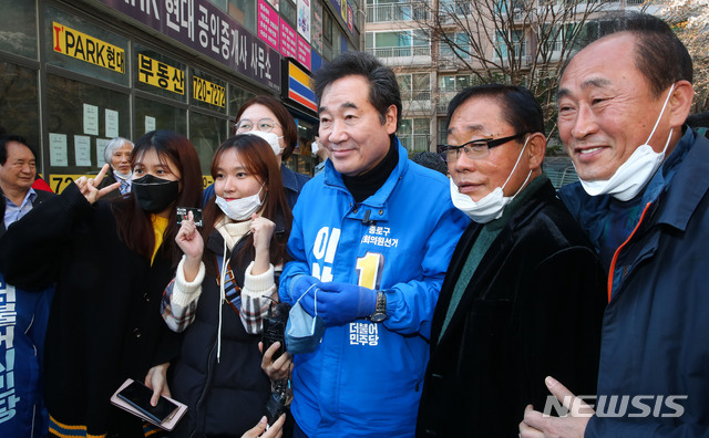 [서울=뉴시스] 김진아 기자 = 제21대 총선에서 서울 종로구에 출마하는 더불어민주당 이낙연 후보가 5일 서울 종로구 무악동에서 차량유세 후 시민들과 사진을 찍고 있다. 2020.04.05. bluesoda@newsis.com