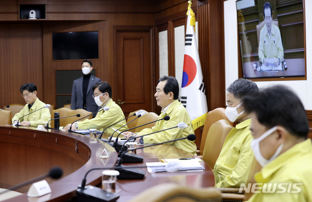 [서울=뉴시스]최진석 기자 = 정세균 국무총리가 5일 오후 서울 종로구 정부서울청사에서 열린 신종 코로나바이러스 감염증(코로나19) 대응 중앙재난안전대책본부 회의에서 발언하고 있다. 2020.04.05.myjs@newsis.com
