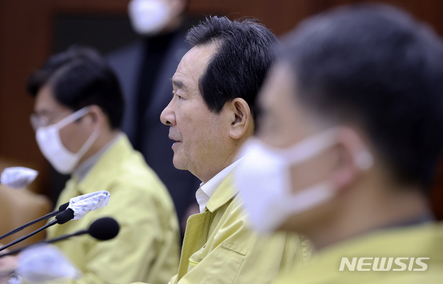 [서울=뉴시스]최진석 기자 = 정세균 국무총리가 지난 5일 오후 서울 종로구 정부서울청사에서 열린 신종 코로나바이러스 감염증(코로나19) 대응 중앙재난안전대책본부 회의에서 발언하고 있다. 2020.04.05.myjs@newsis.com