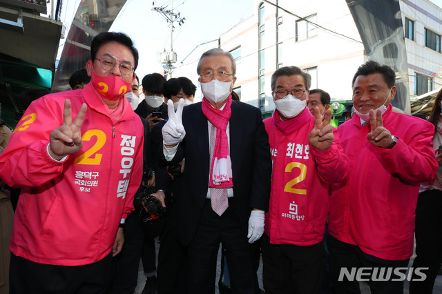 [청주=뉴시스] 장세영 기자 = 지원유세를 나온 김종인 미래통합당 총괄선대위원장과 정우택 미래통합당 21대 총선 충북 청주시 흥덕구 후보자가 5일 충북 청주시 흥덕구 가경터미널시장을 방문해 거리유세를 하며 상인들에게 미래통합당 지지를 부탁하고 있다. 2020.04.05. photothink@newsis.com