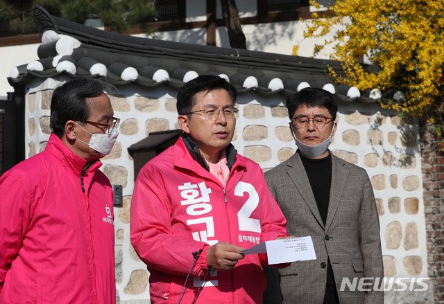 [서울=뉴시스] 고승민 기자 = 황교안 미래통합당 종로구 후보와 신세돈 공동선대위원장이 휴일인 5일 서울 종로구 이화장에서 코로나19 긴급재난지원금 관련 대국민 브리핑을 하고 있다. 2020.04.05.kkssmm99@newsis.com