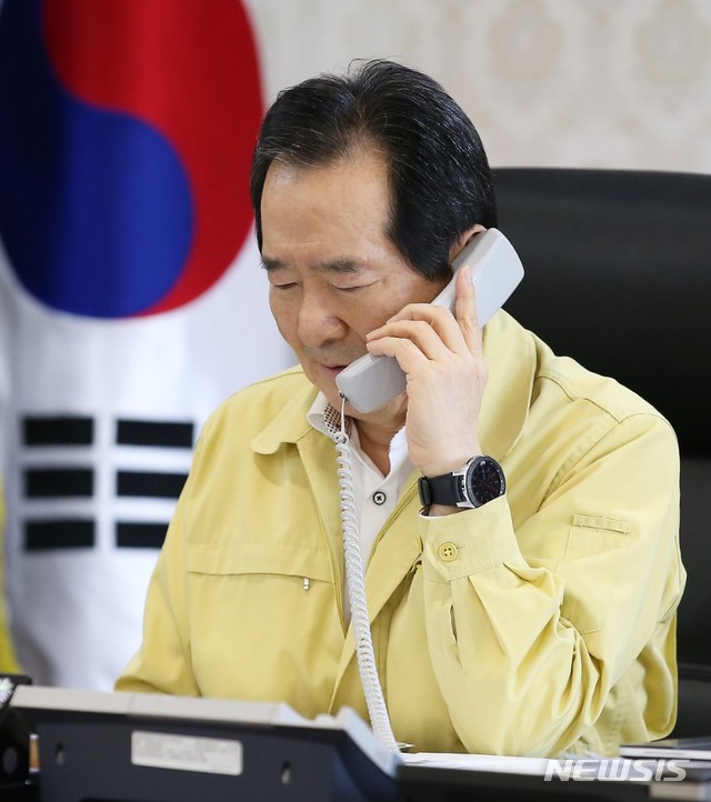 [서울=뉴시스]최진석 기자 = 정세균 국무총리 5일 중대본 회의 직후 정부 서울청사 집무실에서 코로나19에 감염되어 사망한 대구·경북 지역 내과의사 故 허영구씨 유가족(부인)에게 전화를 걸어 위로의 마음을 전하고 있다. (사진=국무총리실 제공) 2020.04.05. photo@newsis.com