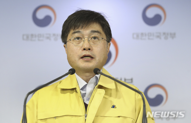 [서울=뉴시스]최진석 기자 = 윤태호 중앙사고수습본부 방역총괄반장이 5일 서울 종로구 정부서울청사에서 중앙재난안전대책본부 정례브리핑을 하고 있다. (사진=보건복지부 제공) 2020.04.05.&nbsp; photo@newsis.com