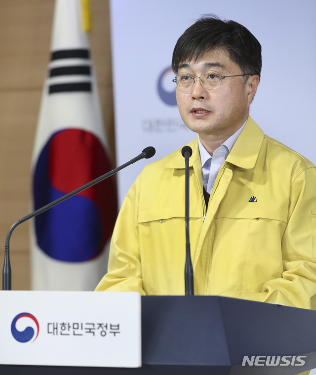 [서울=뉴시스]최진석 기자 = 윤태호 중앙사고수습본부 방역총괄반장이 5일 서울 종로구 정부서울청사에서 중앙재난안전대책본부 정례브리핑을 하고 있다. (사진=보건복지부 제공) 2020.04.05.&nbsp; photo@newsis.com