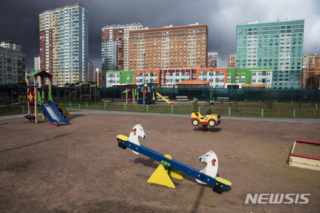 [모스크바=AP/뉴시스] 올해 초 러시아를 들썩이게 만든 '아기 공장' 사건의 핵심 용의자, 콘스탄틴 스비트네프 변호사가 19일(현지시간) 기소됐다. 스비트네프 변호사는 인신매매를 위해 집단을 조직하고, 타인의 건강 등에 심각한 손상을 입힌 혐의를 받고 있다. 사진은 지난 5월 모스크바의 놀이터 풍경. 2020.7.20.