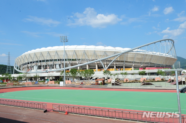 [진주=뉴시스] 진주종합경기장 전경.(사진=뉴시스 DB).photo@newsis.com