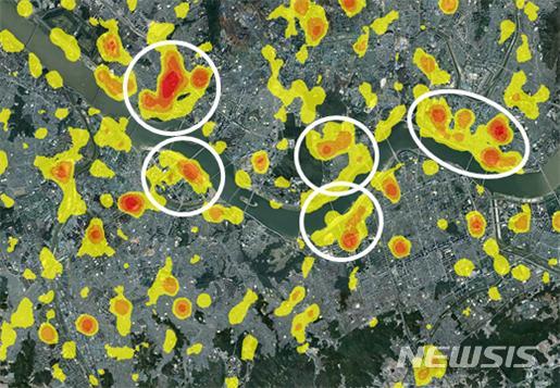 [서울=뉴시스]4월5일 오후 2시 대비 오후 4시 기준 서울 유동인구를 시각화한 자료. 여의도나 한강변, 남산 인근 등 꽃구경 명소 중심으로 방문객들이 증가한 것을 알 수 있다. (사진=중앙재난안전대책본부 제공) 2020.04.06. photo@newsis.com