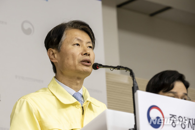 [서울=뉴시스]김강립 중앙재난안전대책본부 1총괄조정관이 6일 오전 11시 정부세종청사에서 열린 신종 코로나 바이러스 감염증(코로나19) 정례브리핑에서 발언을 하고 있다.(사진=중앙재난안전대책본부 제공) 2020.04.06. photo@newsis.com 