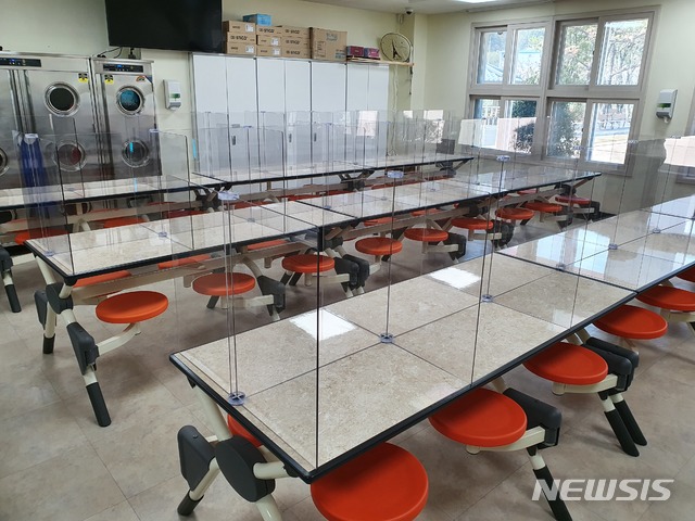 [부산=뉴시스] 부산 강서구 공립 대안학교인 '송정중학교'는 신종 코로나바이러스 감염증(코로나19) 확산 예방을 위해 최근 급식실 식탁에 투명 칸막이를 설치했다고 6일 밝혔다. (사진=부산시교육청 제공)