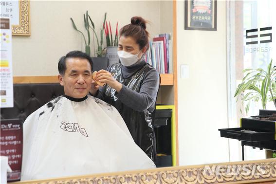 [서울=뉴시스]6일 위성백 예금보험공사 사장은 예보의 채무조정을 통해 재기에 성공하였지만, 최근 코로나19로 어려움을 겪고 있는 소상공인이 운영하는 서울 성동구 소재 미용실을 방문하여 이발을 하고 있다.2020.04.06.(사진=예금보험공사 제공)photo@newsis.com
