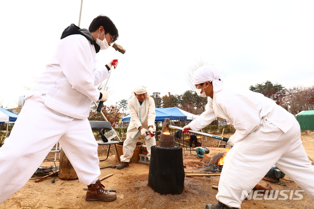 [서울=뉴시스] 전통 제철기술.(사진=문화재청 제공) 2020.4.6 photo@newsis.com