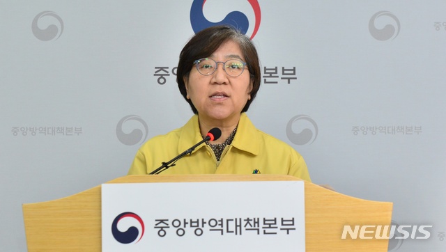 [서울=뉴시스]정은경 질병관리본부 중앙방역대책본부 본부장이 6일 오후 2시10분 충북 오송 질병관리본부에서 열린 신종 코로나 바이러스 감염증(코로나19) 정례브리핑에서 발언을 하고 있다.(사진=중앙방역대책본부 제공) 2020.04.06. photo@newsis.com 