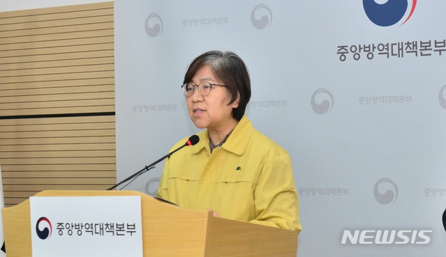[서울=뉴시스]정은경 질병관리본부 중앙방역대책본부 본부장이 6일 오후 2시10분 충북 오송 질병관리본부에서 열린 신종 코로나 바이러스 감염증(코로나19) 정례브리핑에서 발언을 하고 있다.(사진=중앙방역대책본부 제공) 2020.04.06. photo@newsis.com