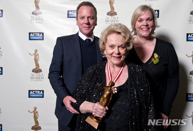 [ 토론토( 캐나다)= AP/뉴시스] 셜리 더글러스가 2013년 배우인 아들 키퍼 서덜랜드와 딸 레이첼 서덜랜드와 함께 토론토에서 열린 ACTRA( 캐나다 영화 TV라이도 연기자 연합) 행사에서 토론토 연기상을 수상했을 때 찍은 사진. 캐나다 원주민 출신의 더글러스는 평생 연기와 사회운동을 병행해왔고 부친에 이어 캐나다의 의료보험 제도를 확립하는데 기여했다.&nbsp; 