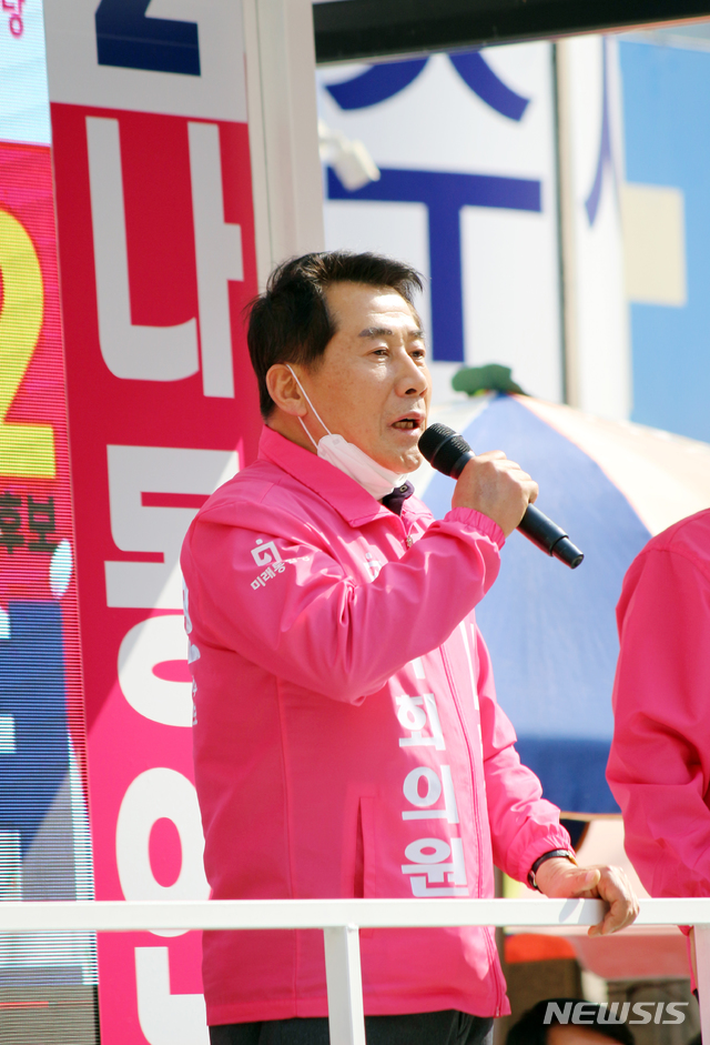 [양산=뉴시스]안지율 기자 = 제21대 총선에 미래통합당 경남 양산을에 출마한 나동연 후보는 5일 오후 서창동 서창 전통시장 입구에서 선거 유세를 하고 있다.(사진=나동연 후보 사무실 제공) 2020.04.06.&nbsp; photo@newsis.com 