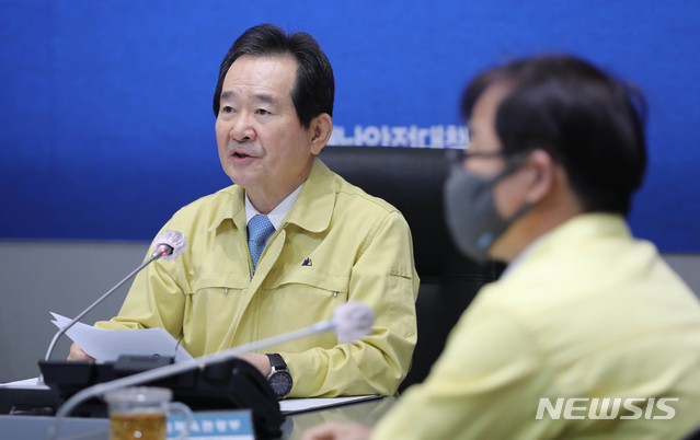 [서울=뉴시스]김병문 기자 = 정세균 국무총리가 6일 오전 서울 종로구 정부서울청사 중앙재난안전상황실 서울상황센터에서 열린 신종 코로나바이러스 감염증(코로나19) 대응 중앙재난안전대책본부 회의에 참석해 발언을 하고 있다. 2020.04.06. photo@newsis.com