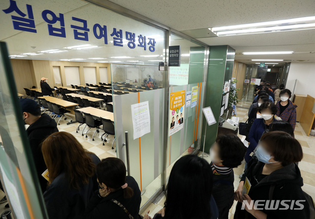 [서울=뉴시스] 이윤청 기자 = 실업급여 수급 신청자들이 6일 서울 중구 고용복지플러스센터에서 교육을 받기 위해 줄지어 대기하고 있다. 고용노동부에 따르면 신종 코로나바이러스 감염증(코로나19) 영향으로 경기가 악화되며 지난달 실업급여 신규 신청자가 지난해 동월에 비해 33.8% 증가했다. 2020.04.06. radiohead@newsis.com