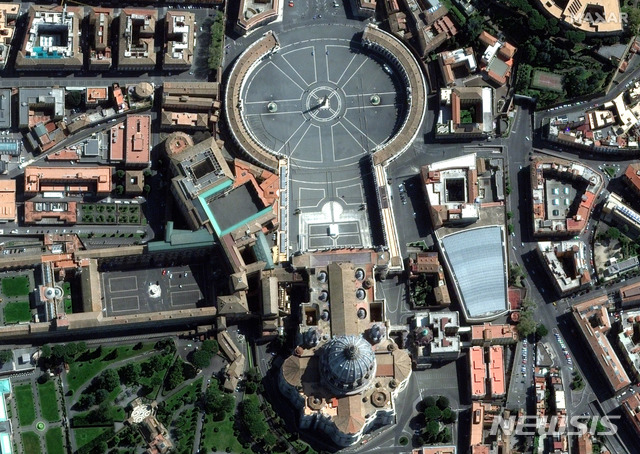 [바티칸시티=AP/뉴시스]종려 주일인 5일(현지시간) 바티칸 수도 바티칸 시티의 성 베드로 광장이 신종 코로나바이러스 감염증 여파로 텅 비어 있다. 2020.04.06. 