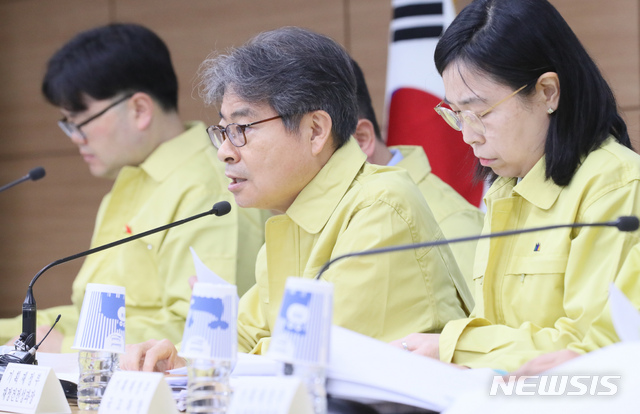 [세종=뉴시스]강종민 기자 = 강승준 기획재정부 재정관리국장이 지난 6일 정부세종청사에서 국무회의에서 심의·의결된 2019회계연도 국가결산보고서의 주요내용을 설명하고 있다. 2020.04.07.&nbsp; ppkjm@newsis.com