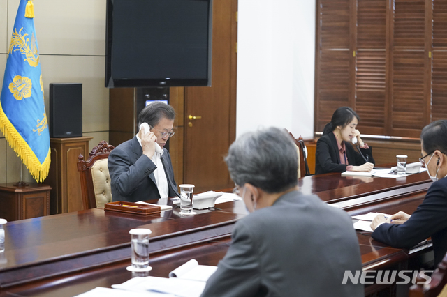 [서울=뉴시스]문재인 대통령이 6일 오전 청와대 여민관에서 마르틴 비스카라 페루 대통령과 전화 통화하고 있다.(사진=청와대 제공) 2020.04.06. photo@newsis.com