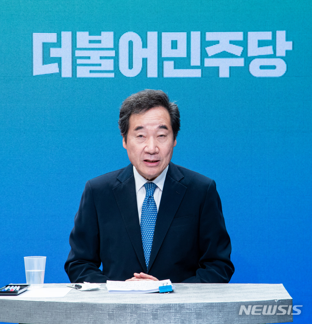 [서울=뉴시스] 국회사진기자단 = 제 21대 총선 종로에 출마한 더불어민주당 이낙연 후보가 6일 서울 강서구 한 방송제작센터에서 종로구 선관위 주최 토론회를 준비하고 있다. 2020.04.06. photo@newsis.com