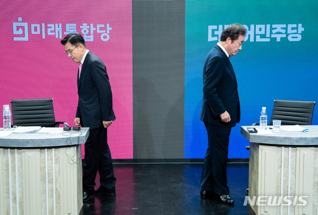 [서울=뉴시스] 국회사진기자단 = 제 21대 총선 종로에 출마한 더불어민주당 이낙연 후보와 미래통합당 황교안 후보가 6일 서울 강서구&nbsp; 한 방송제작센터에서 종로구 선관위 주최 토론회에 출연해 착석하고 있다. 2020.04.06. photo@newsis.com