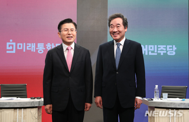 [서울=뉴시스] 국회사진기자단 = 4·15 총선에서 서울 종로구에 출마한 더불어민주당 이낙연 공동 상임선대위원장(오른쪽)과 미래통합당 황교안 대표가 6일 오전 서울 강서구 티브로드방송 강서제작센터에서 열린 종로구 선거방송토론위원회 주최 토론회에서 만나 이야기하고 있다. 2020.04.06.&nbsp; photo@newsis.com